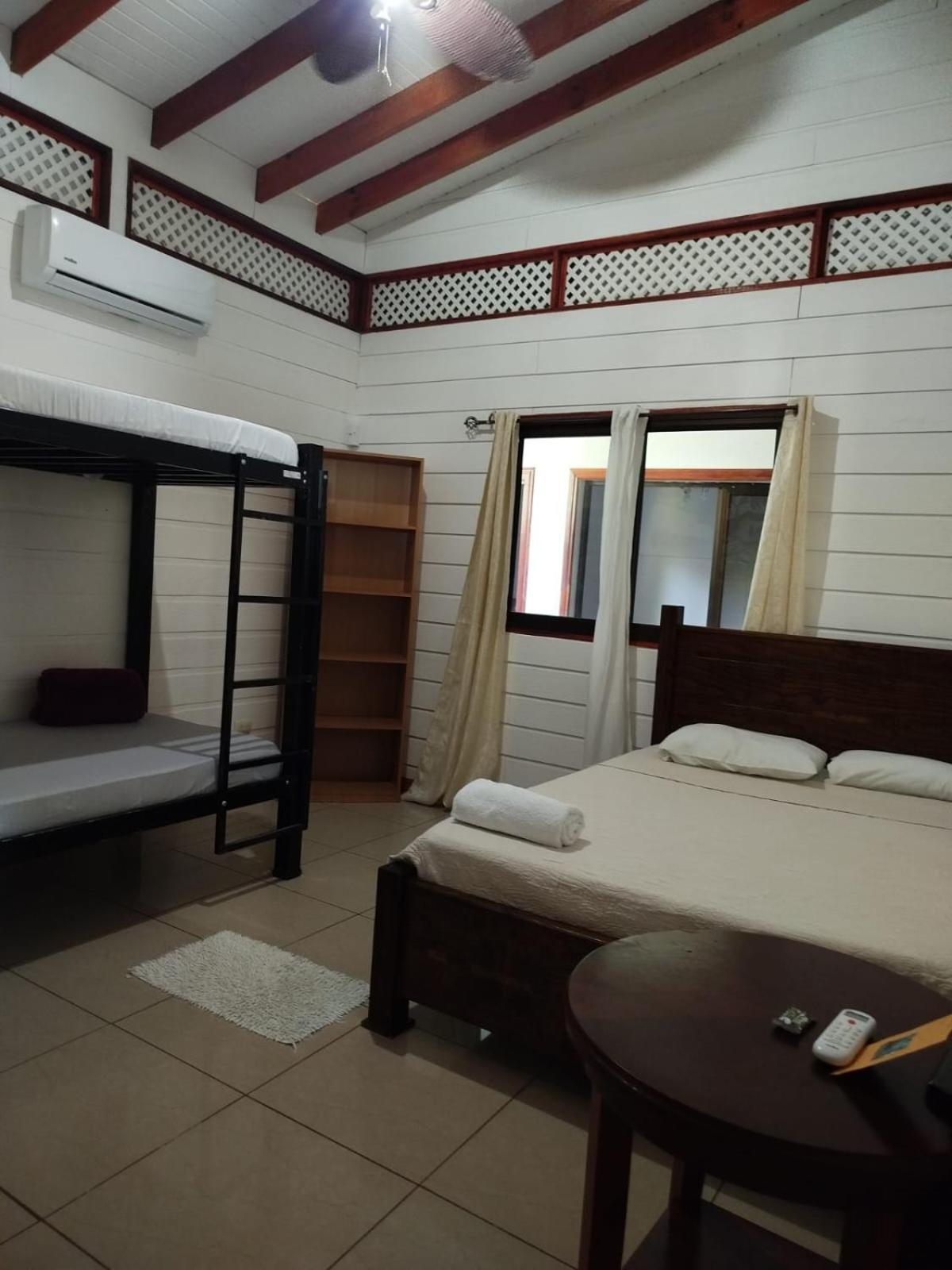 Hotel Liah'S 토르투게로 외부 사진